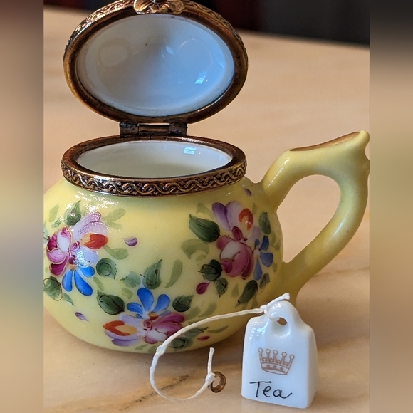 Richard Limoges Yellow Teapot w/Tea bag inside - Picture 2 of 3